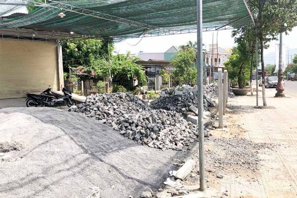 Lối đi của 16 hộ ở Phú Lộc Tây 3: Sẽ làm đường trong tháng 7