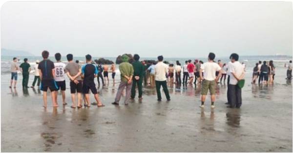 Cán bộ Bộ Y tế bị sóng cuốn mất tích trên bãi biển Cửa Lò