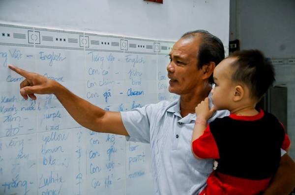 Ngạc nhiên bé 2 tuổi bỗng dưng tự biết đọc tiếng Việt lẫn tiếng Anh