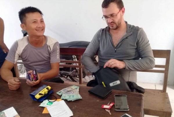 Du khách nước ngoài mừng rời nước mắt khi nhận lại ví rơi