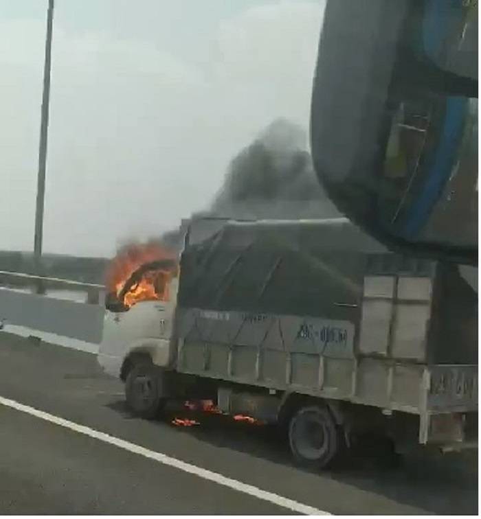 Clip: Xe tải bốc cháy ngùn ngụt trên cao tốc Hạ Long - Hải Phòng