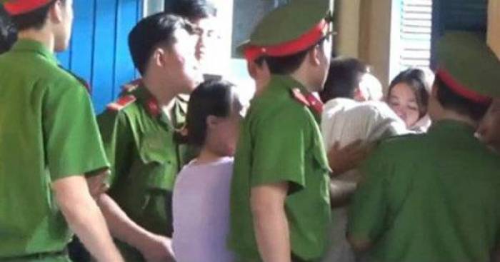 Thanh niên lao đến ôm hôn người thân lần cuối sau khi nghe tòa tuyên án