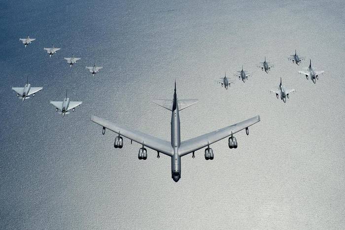 Pháo đài bay B-52 mòn mỏi chờ động cơ mới