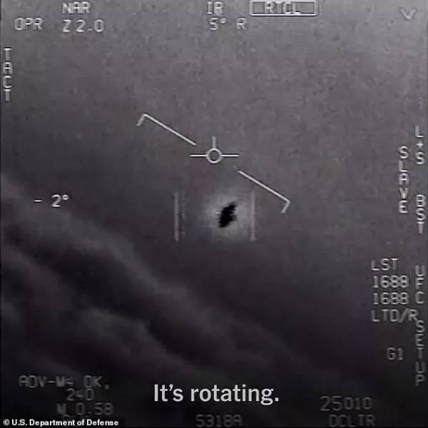 Cựu phi công Hải quân Mỹ tiết lộ về ‘UFO trồi lên từ dưới biển’