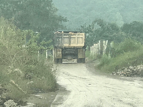 Xe tải chở đất, đá nối đuôi nhau đi ngược đường tại phường Hà Phong (TP Hạ Long)