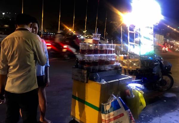 20- 30k một chai nước suối ở phố đi bộ Nguyễn Huệ: Dân mạng than Giá nước vỉa hè ‘cắt cổ’