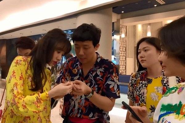 Trấn Thành khoe hàng hiệu đắt đỏ, quyết không lép vế dàn nghệ sĩ Việt tại sân bay Thái Lan