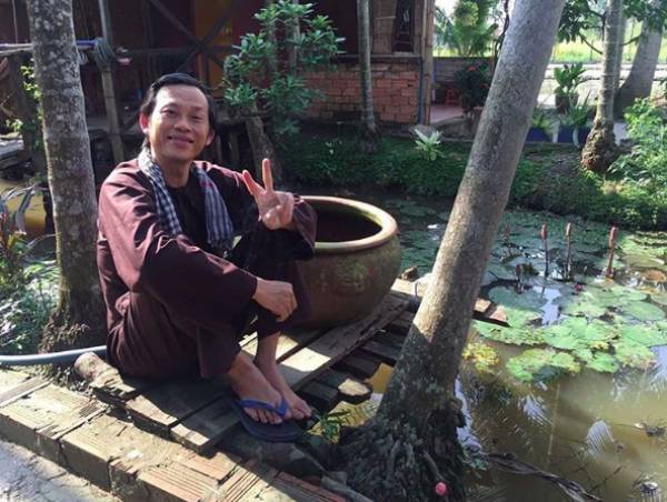 Sao Việt nhà xe tiền tỷ vẫn mặc đồ chợ, đi xe máy, ăn cơm bụi