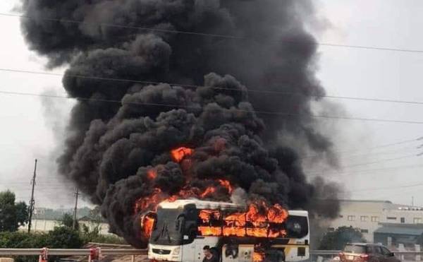 Xe khách 54 chỗ bất ngờ bị bốc cháy dữ dội khi đang lưu thông trên cao tốc Hà Nội  - Bắc Giang
