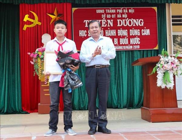 Hà Nội khen thưởng học sinh dũng cảm cứu 2 em nhỏ bị đuối nước