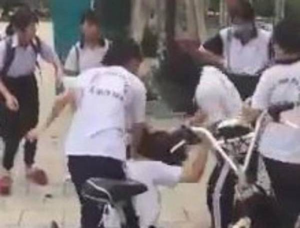 Bình Dương: Nhóm học sinh nữ lớp 8 đánh một học sinh nữ lớp 9 chỉ vì màu sắc đôi giày