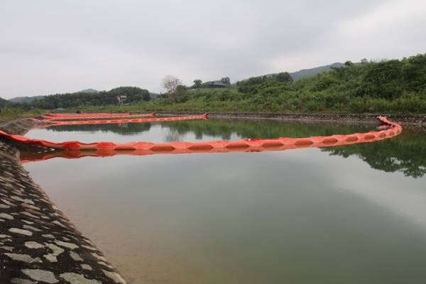 Tiếp tục xử lý môi trường tại nhà máy nước sạch sông Đà sau sự cố ô nhiễm dầu, dự kiến 1 tuần nữa mới kết thúc