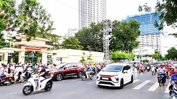 Nha Trang: Tình trạng ùn ứ giao thông trước cổng trường diễn ra khá phổ biến