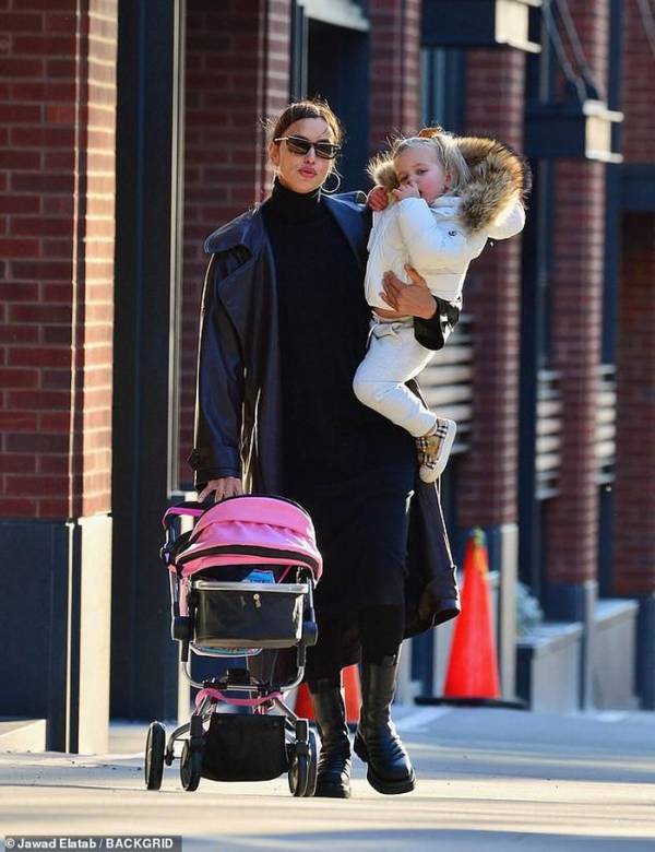 ‘Chân dài’ Irina Shayk xinh đẹp đưa con gái ra phố dạo chơi