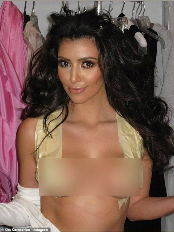Kim Kardashian cởi áo chỉ cách ‘th‌ּả rôn‌ּg’ nóng bỏng nhất gây sốc