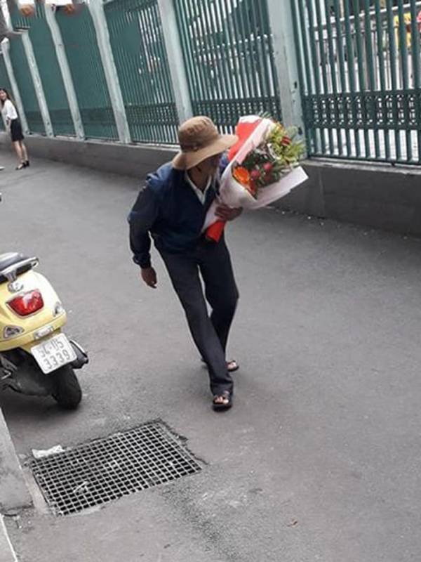 Cháu gái tốt nghiệp đại học, ông nội còng lưng, cầm bó hoa hớt hải chạy đến chúc mừng