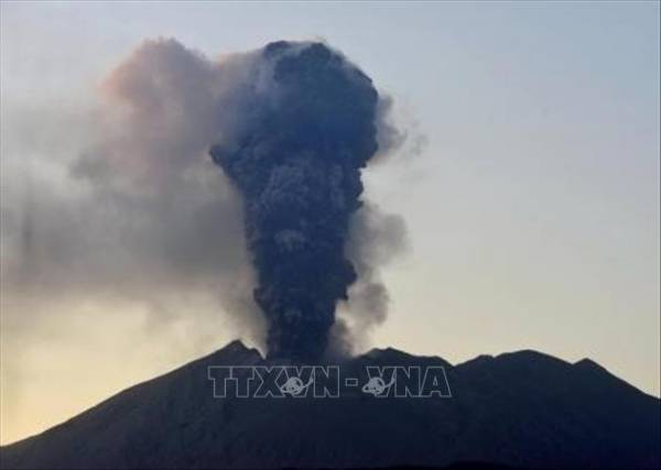 Nhật Bản nâng mức cảnh báo núi lửa Shimmoe phun trào