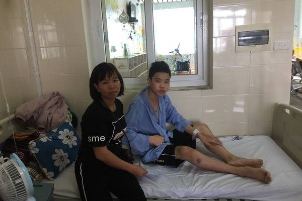 Sơn La: Cảm động hình ảnh người mẹ bị bệnh thận nặng từ chối điều trị để dành tiền cho con chữa ung thư