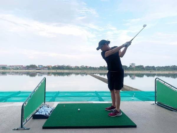 Sau hàng loạt khủng hoảng, lại xuất hiện hình ảnh sân tập golf trong Nhà máy nước mặt sông Đuống