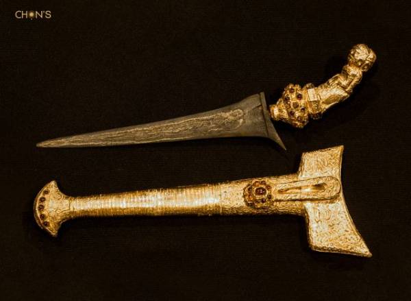 Đấu giá dao găm bọc vàng nạm 36 viên hổ phách có từ thế kỉ 18