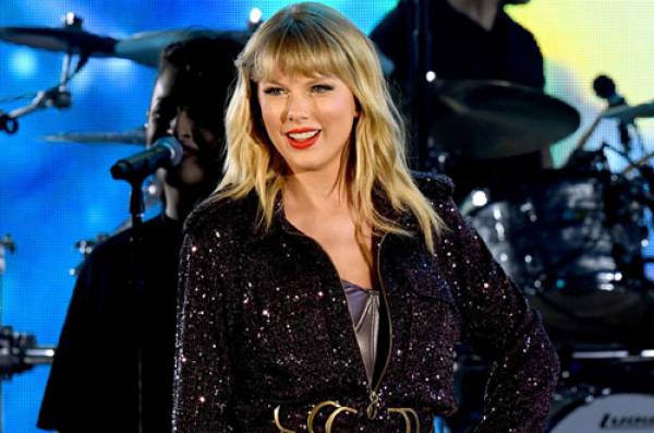 Hậu lùm xùm bản quyền âm nhạc, Taylor Swift vẫn được biểu diễn hit cũ
