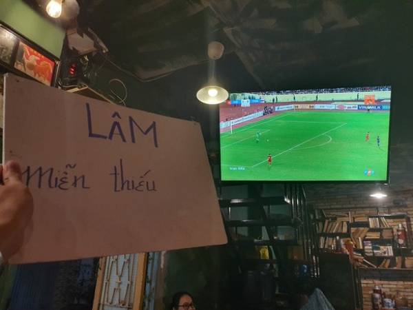 Cứu thua xuất thần, Văn Lâm thành cái tên cực hot nhất trong 45 phút thi đấu ở hiệp 1 Việt Nam - Thái Lan