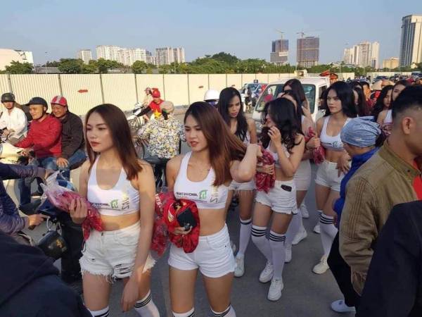 Cận cảnh dàn cổ động viên Việt Nam nhuộm đỏ phố phường Hà Nội trước trận đấu với đội tuyển Thái Lan