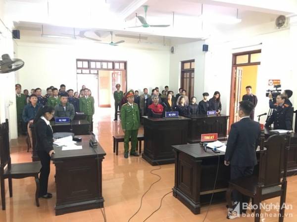 Mâu thuẫn từ rổ mướp, 2 cha con ở Nghệ An bị đâm trọng thương