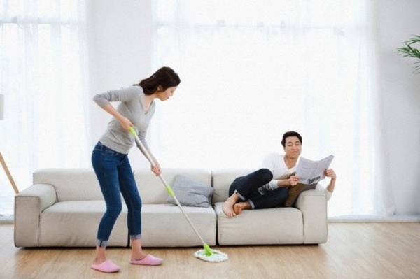Chồng tôi sợ bị chê là “hèn” khi giúp vợ việc nhà