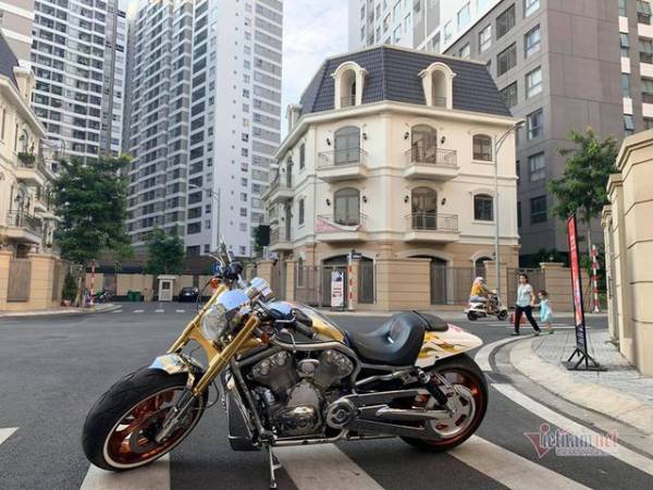 Sau 6 năm, mô tô Harley-Davidson mạ vàng 24k rao giá 1 tỷ ở Hà Nội