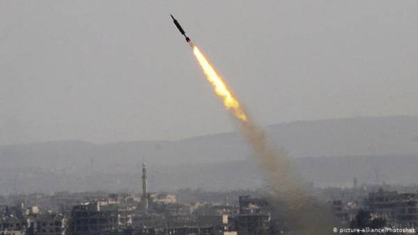 Israel không kích trên diện rộng mục tiêu quân sự của Iran và Syria