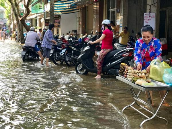 Sụt lún không có dấu hiệu ngừng, người dân miền tây tập thích ứng, sống chung với ngập lụt