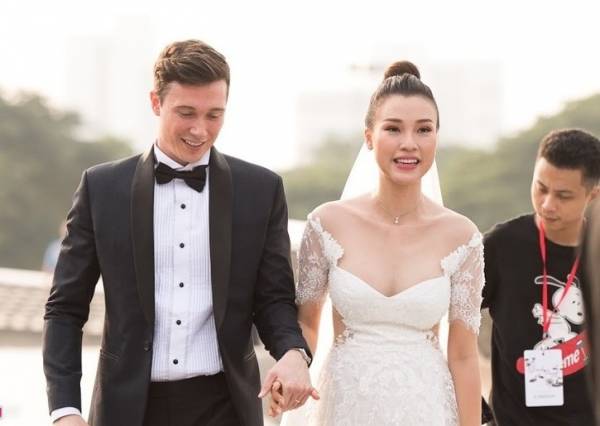 Những bộ váy cưới giấu bụng bầu của sao Việt, Hoàng Oanh chưa phải là cô dâu đỉnh nhất