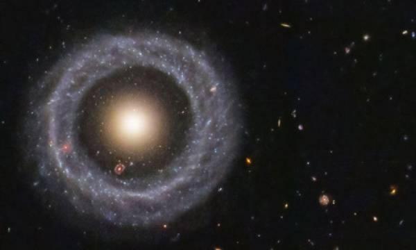 Thiên hà vòng cách Trái Đất 600 triệu năm ánh sáng