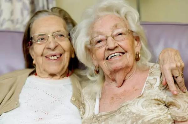 2 cụ bà là bạn thân gần 80 năm, đến lúc vào viện dưỡng lão cũng dắt tay nhau đi ở cùng cho vui