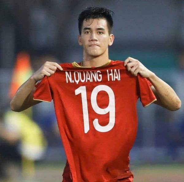 Tiến Linh cầm áo Quang Hải ăn mừng chiến thắng: Hành động sưởi ấm triệu trái tim người hâm mộ