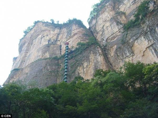 Cầu thang xoắn ốc cao 100 m lên dãy núi Trung Quốc