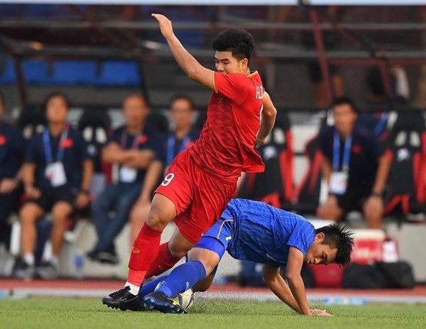 Sau va chạm Đức Chinh ngã ra vì đau đớn, cầu thủ Thái Lan chơi xấu vẫn móc chân vào người gẩy bóng ra đá tiếp