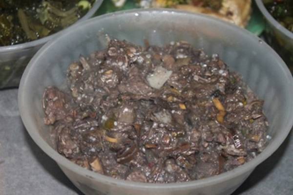 Đặc sản thịt thối lúc nhúc giòi ở Sơn La: độ thối của miếng thịt thường tỷ lệ thuận với độ ngon của món ăn