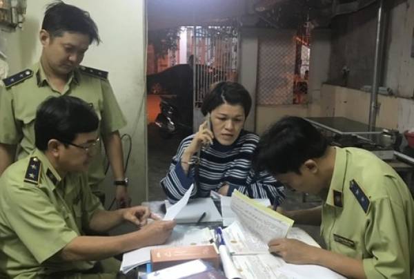 Lực lượng quản lý thị trường triệt phá nơi ẩn náu của 3.300 chai nước hoa giả thương hiệu Miss Saigon