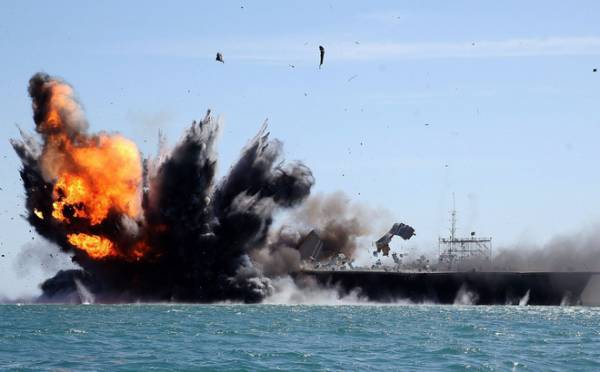 Tấn công tên lửa chưa thỏa, Iran lôi mô hình tàu sân bay Mỹ ra trút lửa hận thù?
