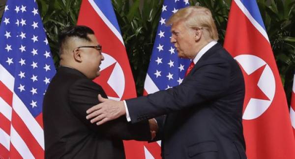 Căng thẳng Mỹ - Triều chưa hóa giải, TT Trump ‘hành động lạ’ với ông Kim Jong-un