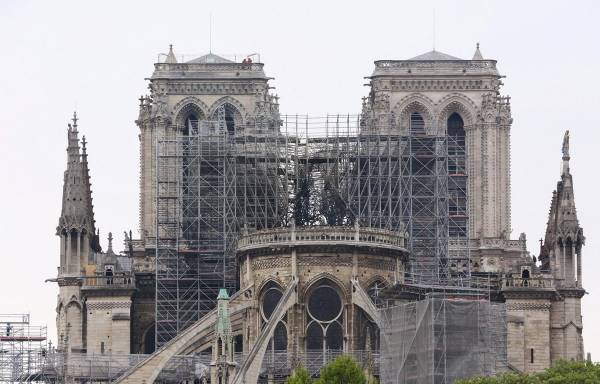 Các nhà tài phiệt hứa hẹn quyên tiền khôi phục nhà thờ Đức Bà Paris chưa chi một đồng nào