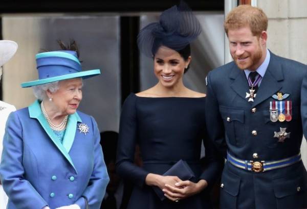 Nữ hoàng Anh ‘bật đèn xanh’ để vợ chồng Hoàng tử Harry rút khỏi vai trò hoàng gia
