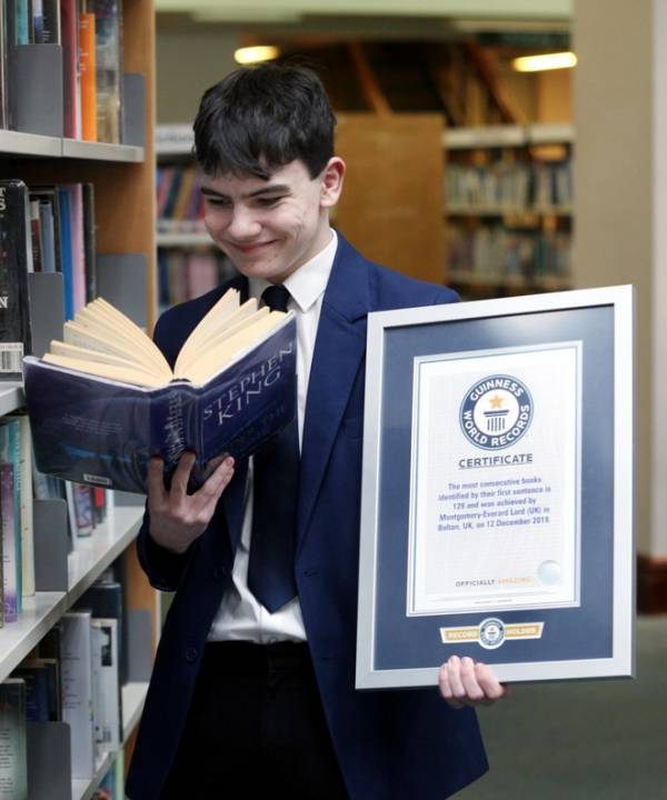 Nhớ 129 cuốn sách, cậu bé 14 tuổi lập kỷ lục thế giới