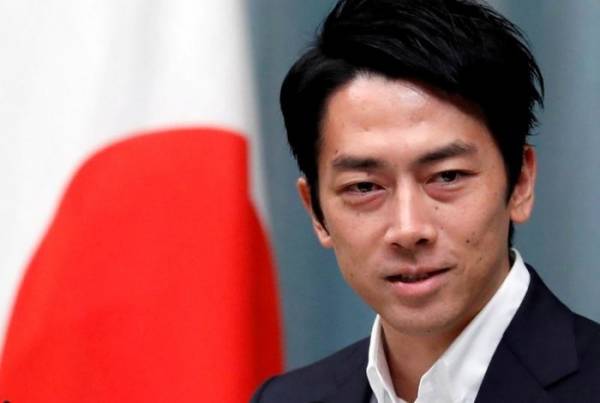 Bộ trưởng Nhật Bản nghỉ phép chăm con gây bàn tán