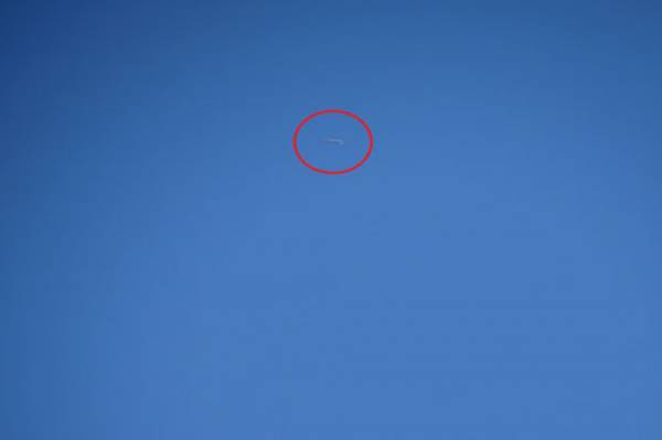 ‘Sửng sốt’ trước UFO hình điếu xì gà đang cháy trên không trung