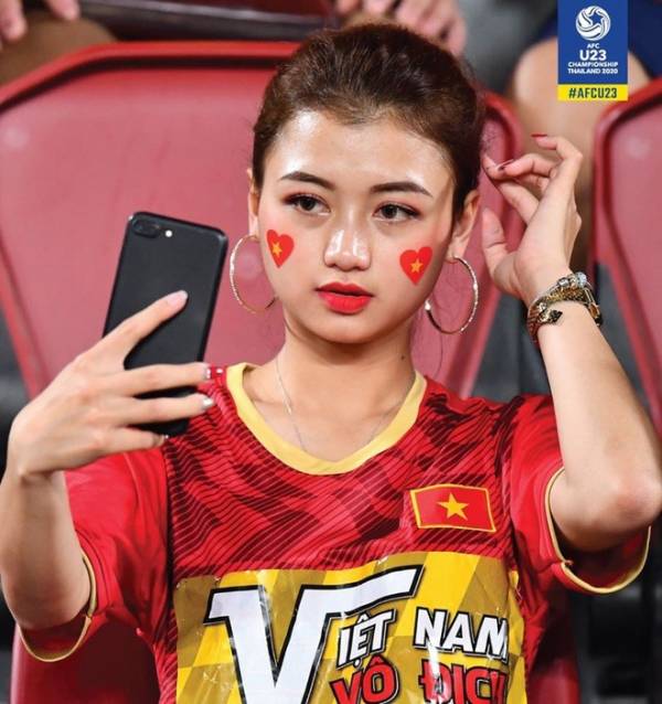 CĐV châu Á khen ngợi nhan sắc cô gái Việt xuất hiện trên fanpage AFC
