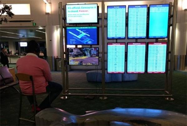 Hành khách chiếm màn hình sân bay để chơi game