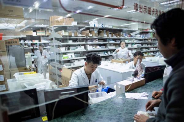 Trung Quốc quyét khuôn mặt người mua lẫn người bán thuốc tây